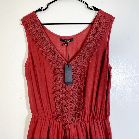 NWT ROMEO + JULIET Women's Size Medium Romper Embroidered Spice Red - Picture 3 of 7